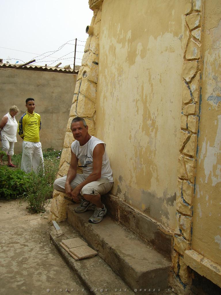 127-ORAN-Juin06-Cap carbon, le cabanon.Assis au meme endroit que papa 45 ans apres..jpg - Unicode